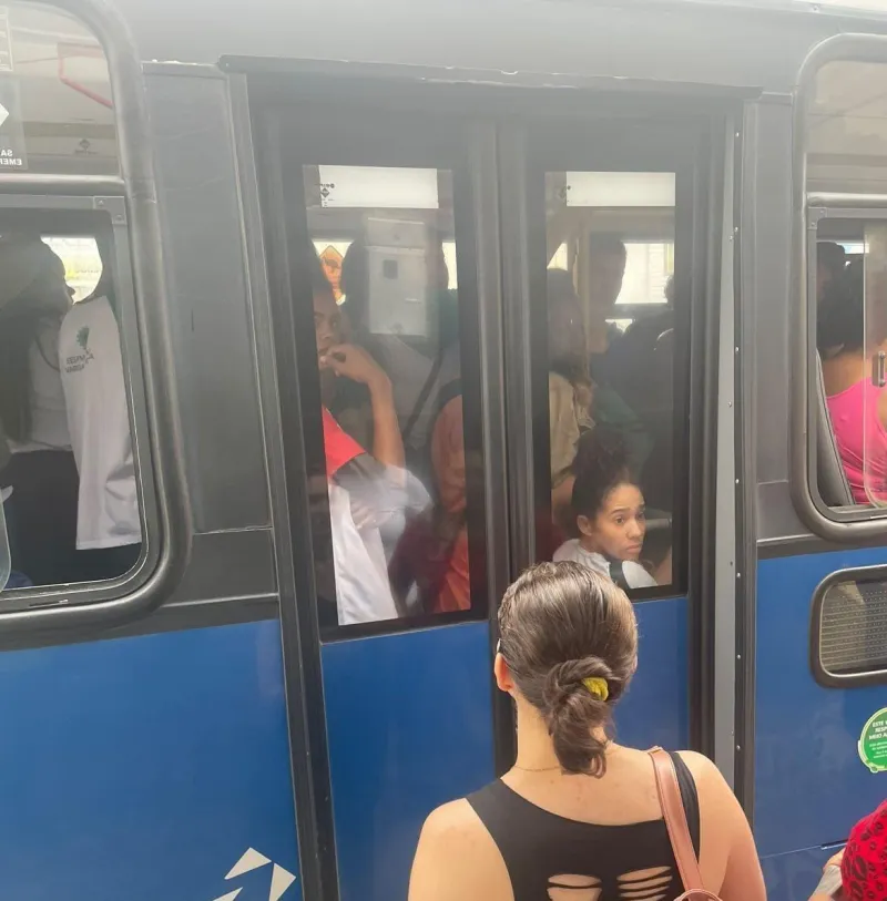 Ônibus superlotado é denunciado por passageiro em Colatina
