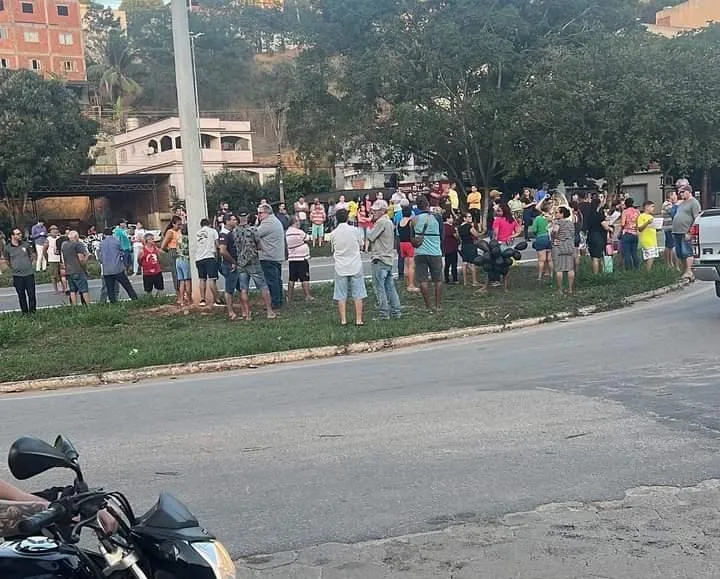 Vídeo: manifestantes interditam BR 259 próximo à entrada do bairro Morada do Sol, em Colatina