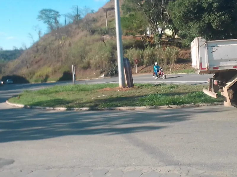 Caixão amarrado em poste chama a atenção de motoristas que trafegam pela BR 259, em Colatina