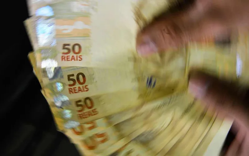 Aposentada compra “botas magnéticas” e acaba entregando R$ 8 mil após abordagem em Marilândia