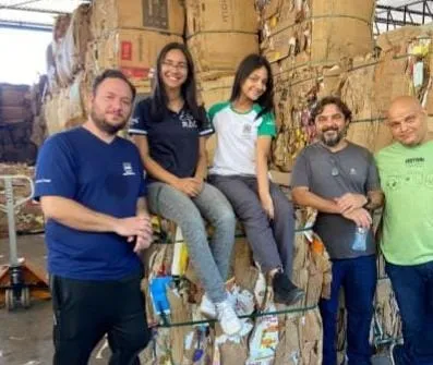Escola de Colatina realiza visita em associação de catadores de materiais recicláveis