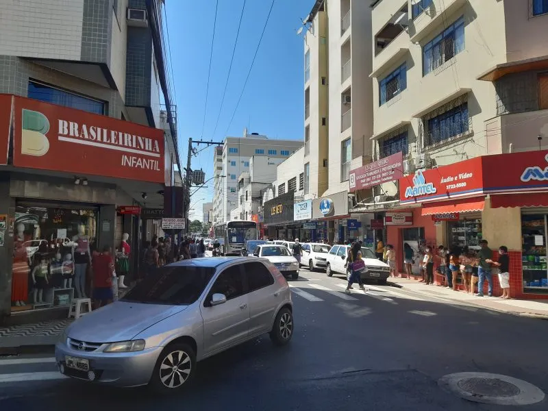 Véspera vibrante: Colatina ferveu com últimas compras natalinas sob sol escaldante