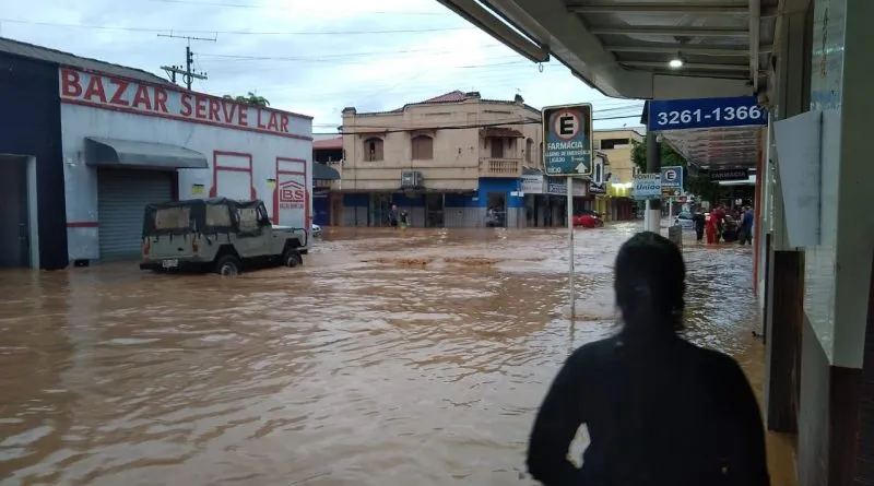 Tromba d’água causa caos em Conselheiro Pena (MG) e gera preocupação em cidades às margens do Rio Doce