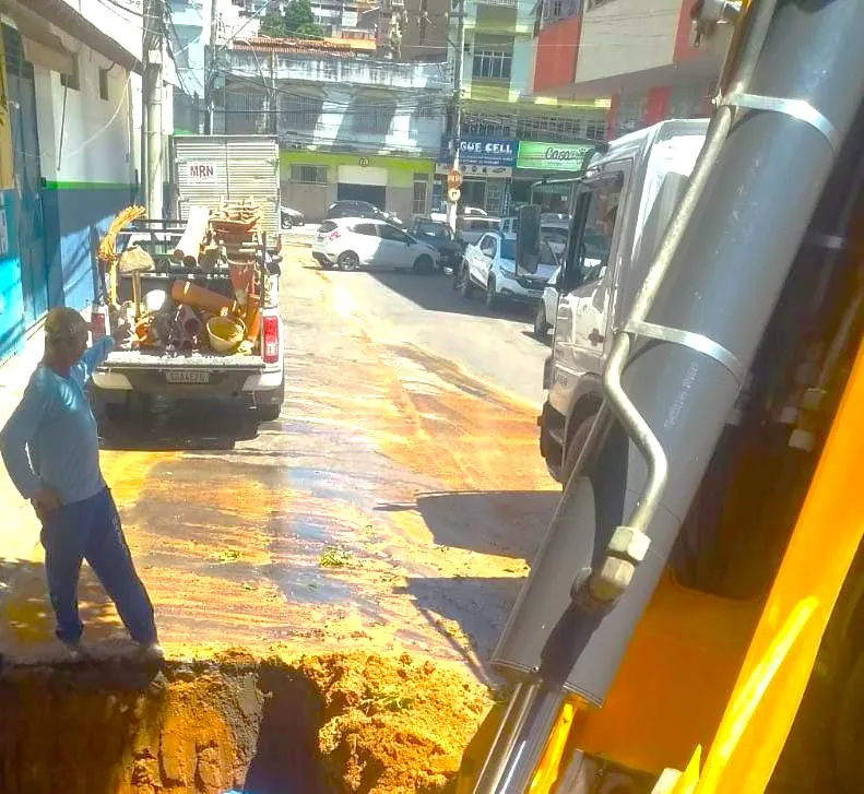 Sanear realiza manutenção emergencial em rede de esgoto no bairro São Silvano