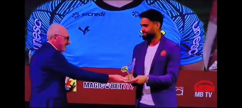 Goleiro colatinense Gustavo recebe pela segunda vez consecutiva a Bola de Ouro no futebol catarinense