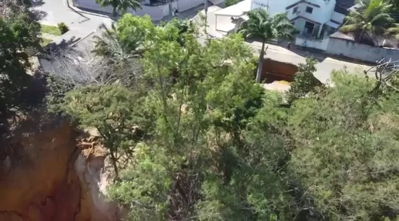 Três famílias são deslocadas após desmoronamento de terra em Colatina