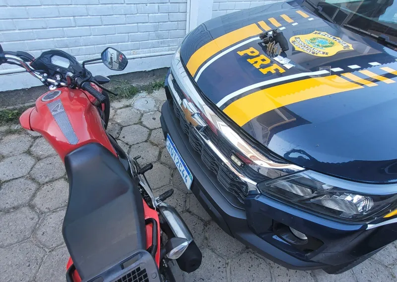 PRF flagra homem com revólver e moto clonada na BR-101, em São Mateus