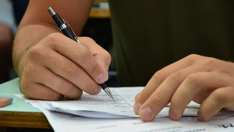 Aracruz abre seleção com 219 vagas para professores e pedagogos; salários chegam a R$ 3,3 mil