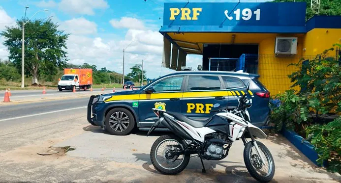 PRF recupera em Linhares moto furtada e clonada na Serra; piloto foi preso