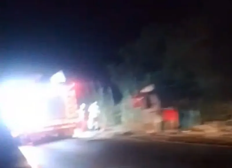 Acidente na ES-080 em Colatina: veículo tomba e condutor é resgatado em local de difícil acesso