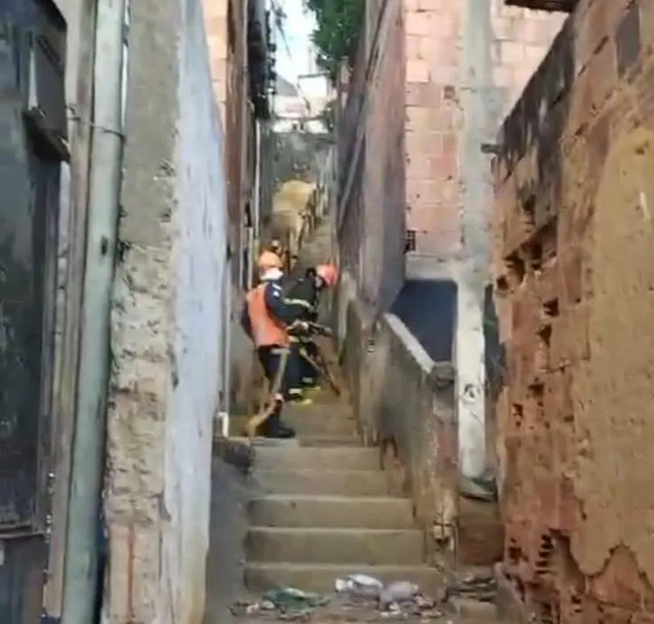 Incêndio em casa abandonada causa tensão a moradores do Bairro São Judas Tadeu, em Colatina