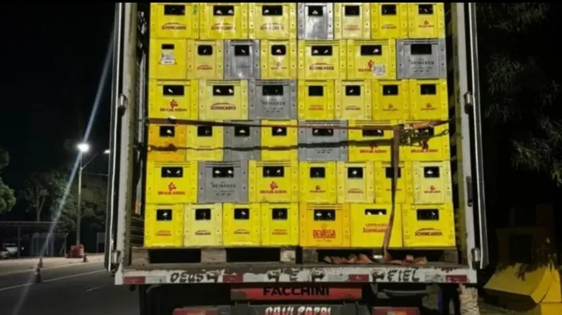 PRF apreende caminhão com 720 caixas de cerveja sem nota fiscal na BR-101, em Linhares