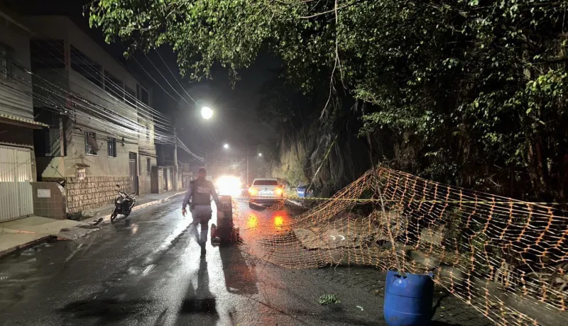 Deslizamento de rocha interrompe parcialmente trânsito na avenida Fioravante Rossi em Colatina