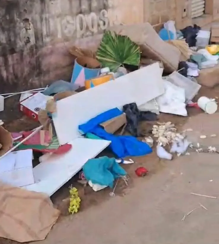 Moradores de Marilândia denunciam descarte irregular de lixo em calçada no bairro Industrial