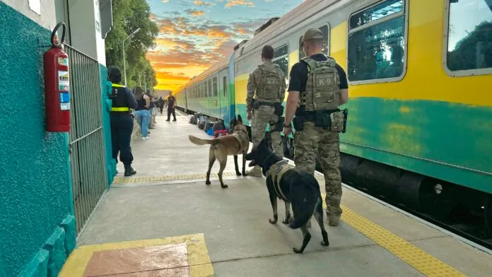 PF e PRF fazem operação no trem de passageiros em Baixo Guandu para combater tráfico de drogas