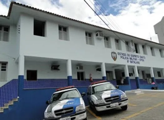 Homem armado com faca invade sede do 8º Batalhão da PM, em Colatina