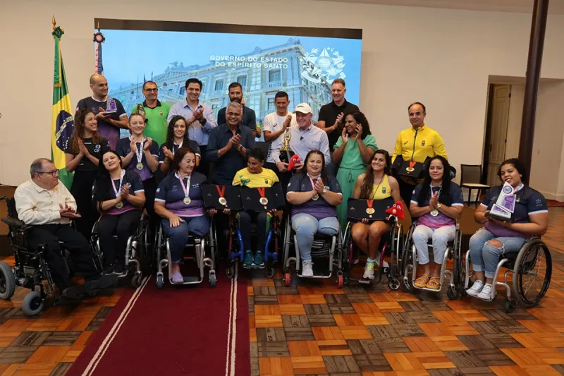 Governador Renato Casagrande recebe atletas capixabas medalhistas das Olimpíadas e Paralimpíadas de Paris