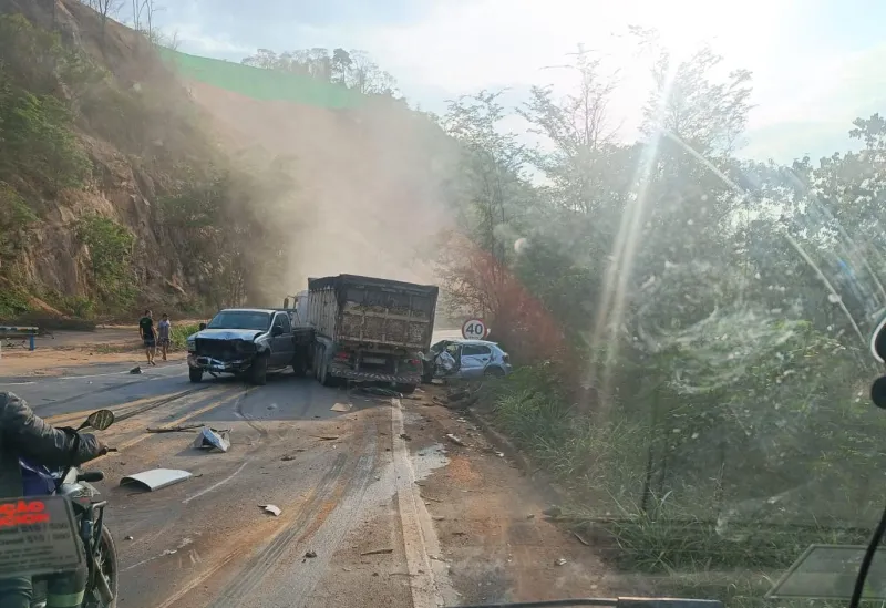 Vídeo: colisão na BR-259 em Colatina envolve três veículos e deixa feridos