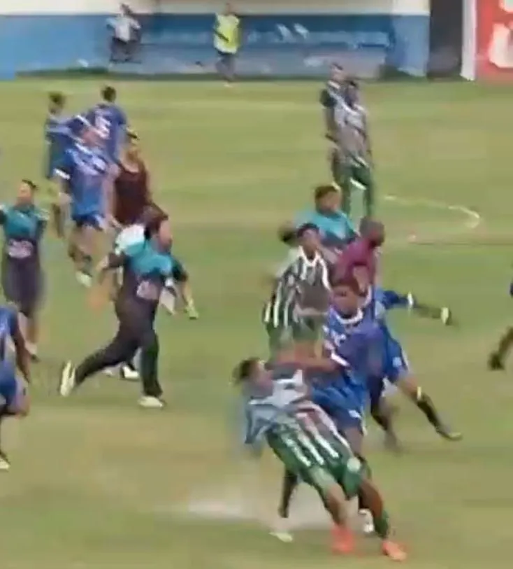 Vídeo: briga marca vitória do Pinheiros sobre CTE/Colatina no Campeonato Capixaba Série B