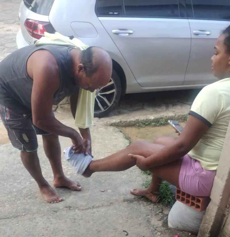 Cães de rua mordem duas pessoas no bairro Ayrton Senna, em Colatina; moradores pedem providências