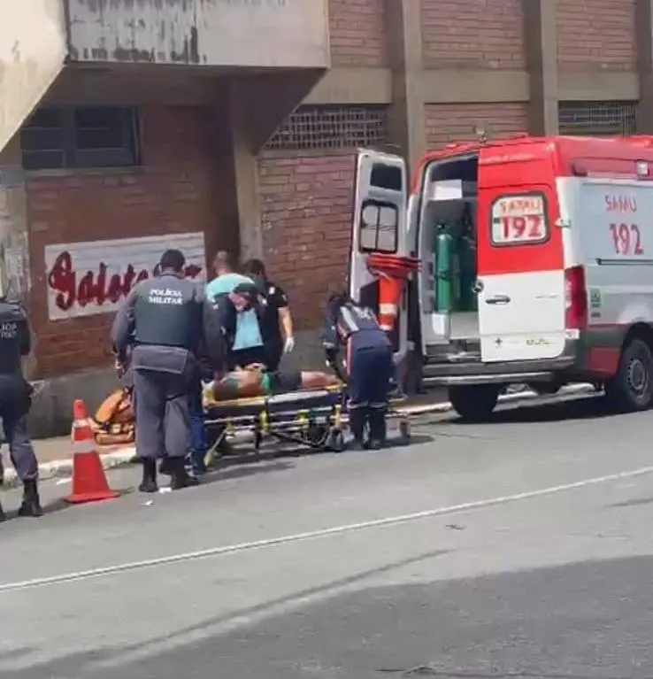 Colisão entre motocicleta e ônibus deixa homem gravemente ferido na curva da ACD em São Silvano, Colatina