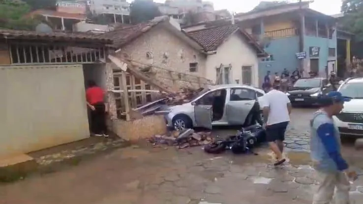 Colisão entre carro e moto deixa motociclista ferido e causa danos em residência em Ponte do Pancas, Colatina