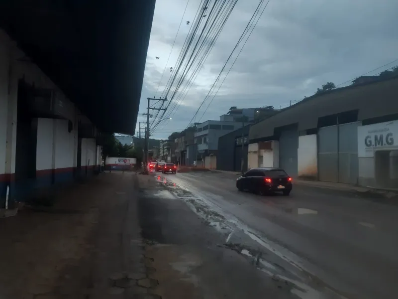 Obra de macrodrenagem no Carlos Germano Naumann, em Colatina, tem conclusão prevista para dezembro, anuncia Sedurb