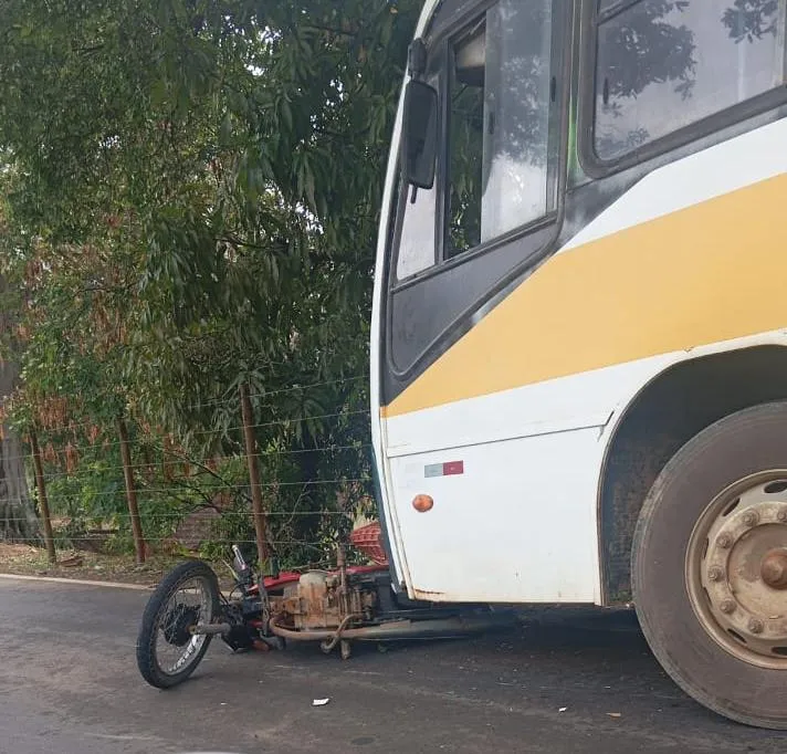 Motociclista colide com cachorro e motocicleta desliza para debaixo de ônibus em Marilândia