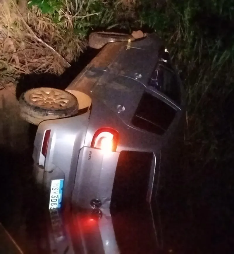 Vídeo: motorista perde controle de veículo e cai de ponte em São João Pequeno, em Colatina