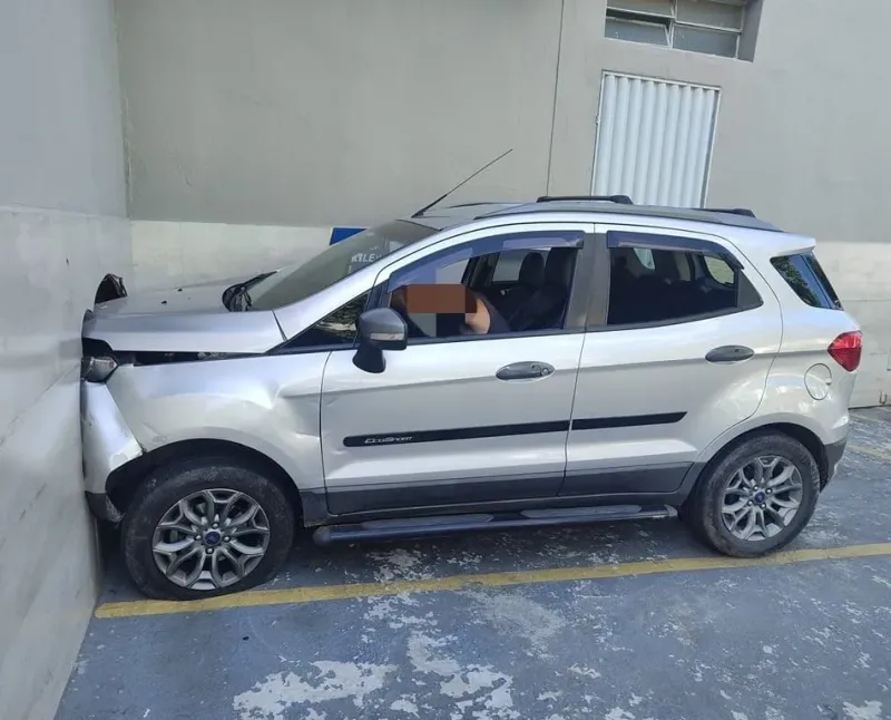 Motorista embriagado atinge loja, dorme no volante e é detido, em Colatina