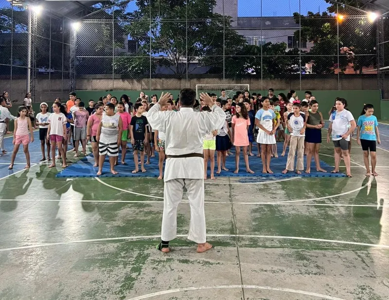 Início das aulas de karatê na escola Matilde Guerra movimenta a comunidade, em Colatina