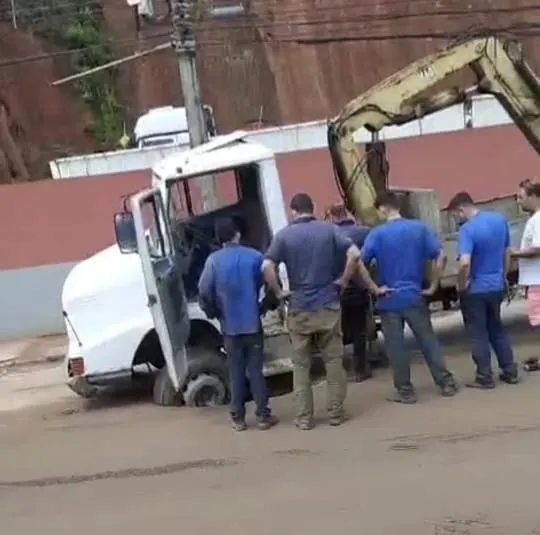 Buracos abrem em rodovia do bairro Carlos Germano Naumann, em Colatina, em pontos diferentes, e dois acidentes são registrados