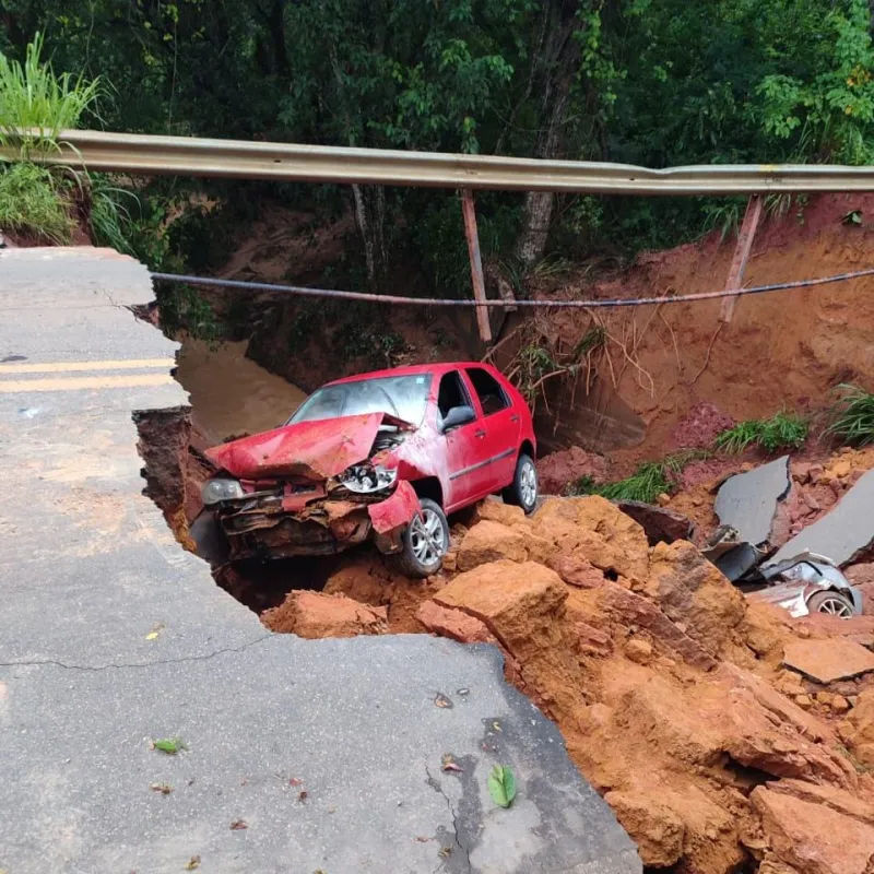 Cratera engole dois carros e interdita rodovia Ipanema X Aimorés-MG