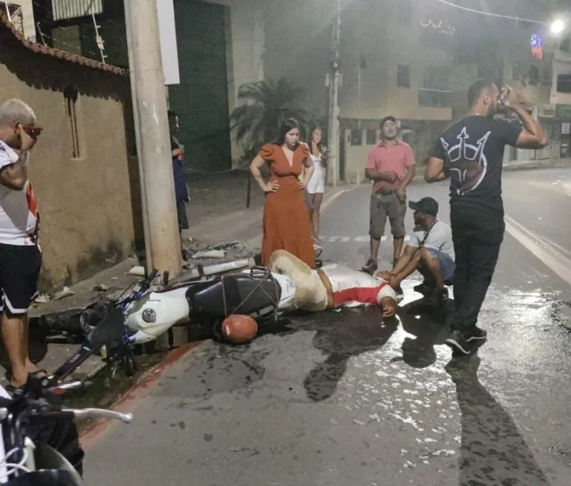 Motociclista colide contra poste na madrugada deste sábado (21) no bairro São Silvano, Colatina