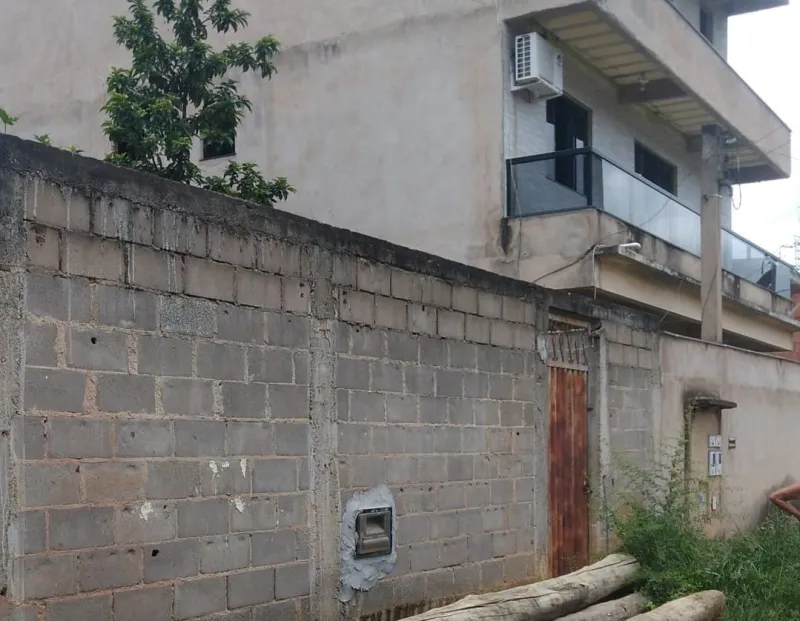 Moradores cobram remoção de corpo de homem encontrado morto em Colatina neste domingo (29)