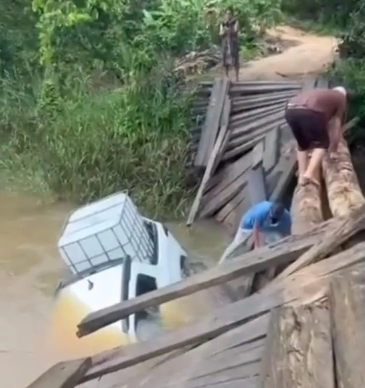 Ponte de madeira desaba com Família no interior de Pancas. Moradores denunciam descaso das autoridades