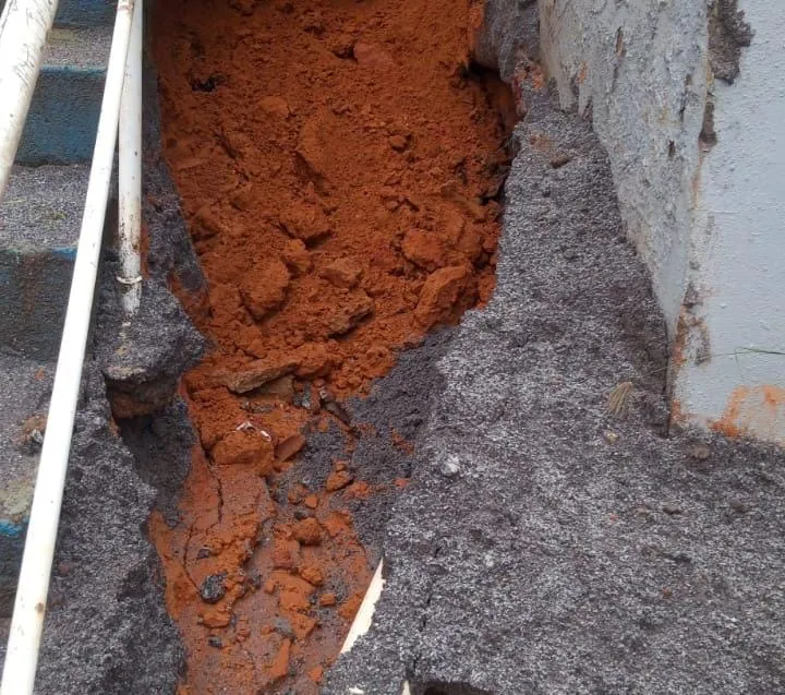 Moradores do Morro do Café, em Colatina, reclamam de obra inacabada do Sanear