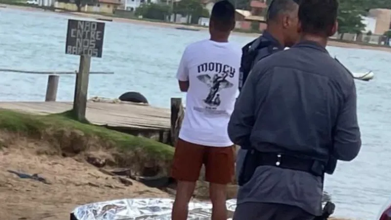 Jovem de 19 anos morre afogado após pular de barco no Rio Piraqueaçu, em Aracruz