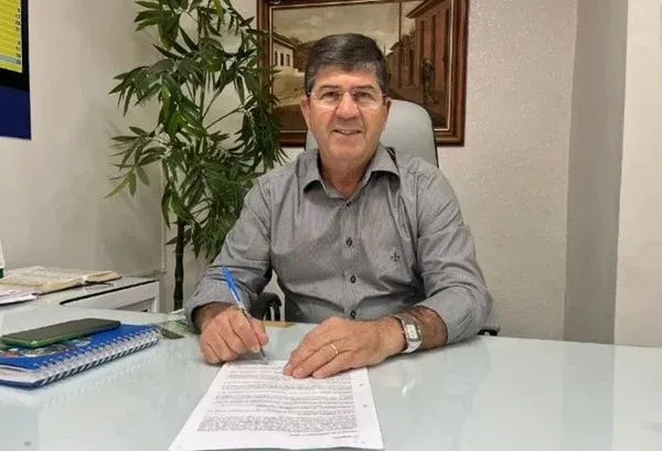 Prefeito tira férias e encerra mandato antes da posse do sucessor