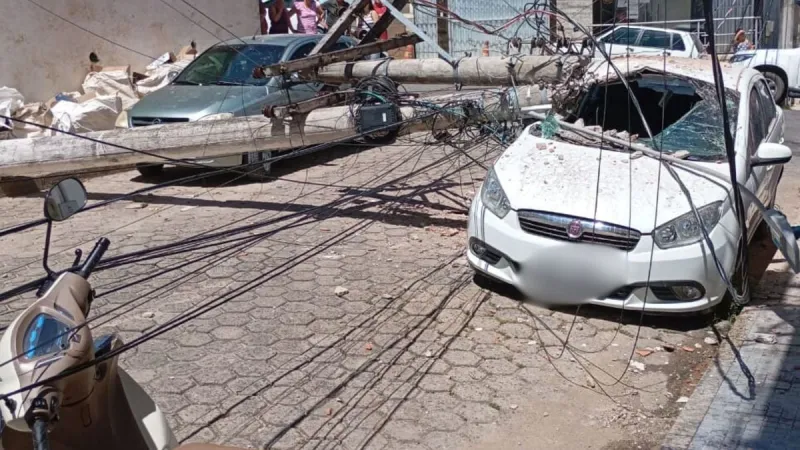 Caminhão arrasta fios, derruba poste em carro e bloqueia rua em Ecoporanga