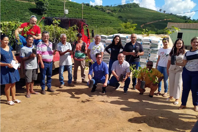 Colatina incentiva agricultores familiares com distribuição de mudas de acerola
