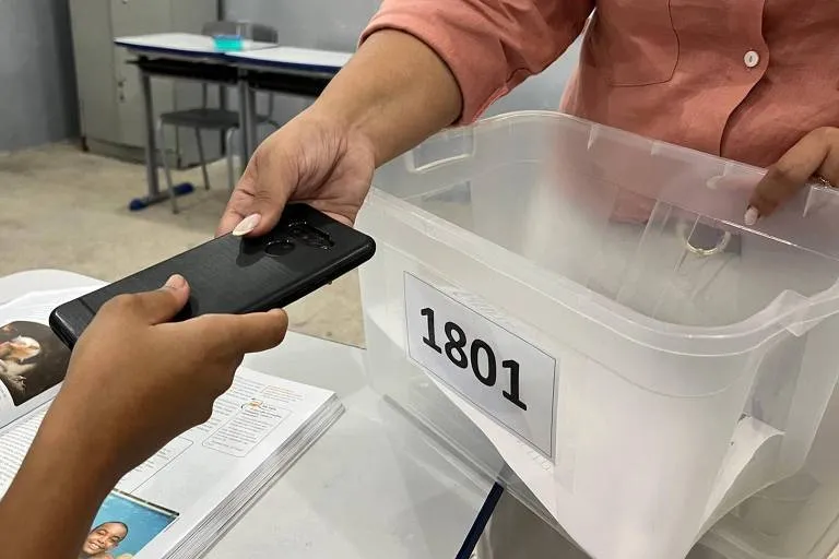 Atenção, estudantes e pais: Sedu explica como será a aplicação da nova lei dos celulares nas escolas estaduais