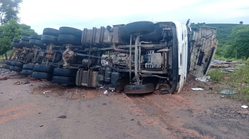 Motorista fica ferido após carreta carregada de granito tombar na ES-080, em Colatina