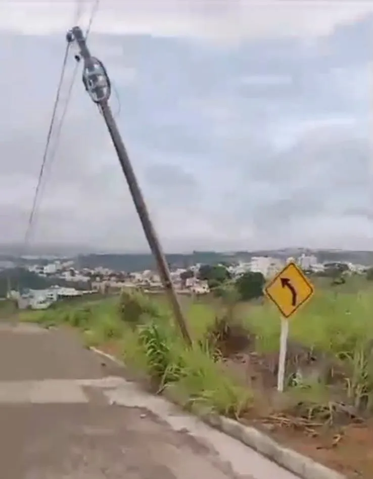 Urgência em Colatina: postes podem cair a qualquer momento e causar danos graves; Moradores exigem solução