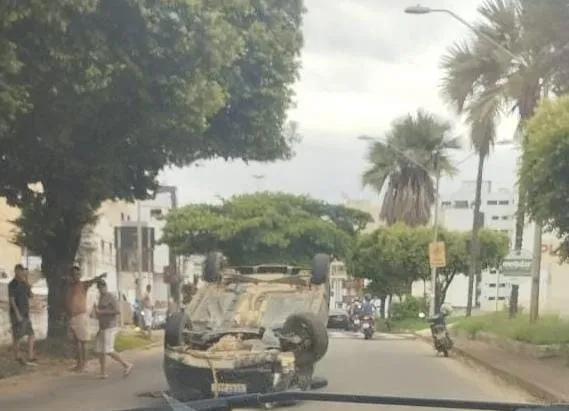 Automóvel tomba na Avenida das Nações, em Colatina, na manhã desta terça-feira (14)