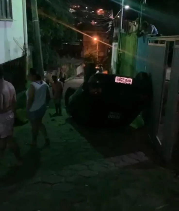 Vídeo: automóvel tomba em rua curta no bairro São Pedro, em Colatina, e deixa moradores surpresos