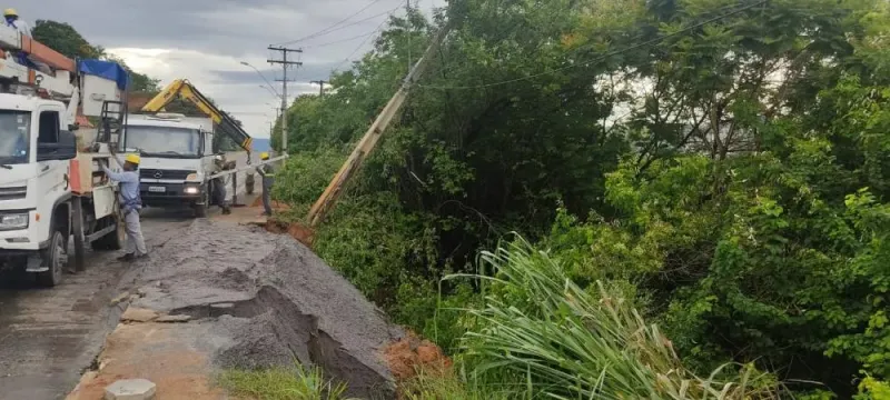 Poste cede na ES-446 e deixa moradores sem energia em Colatina