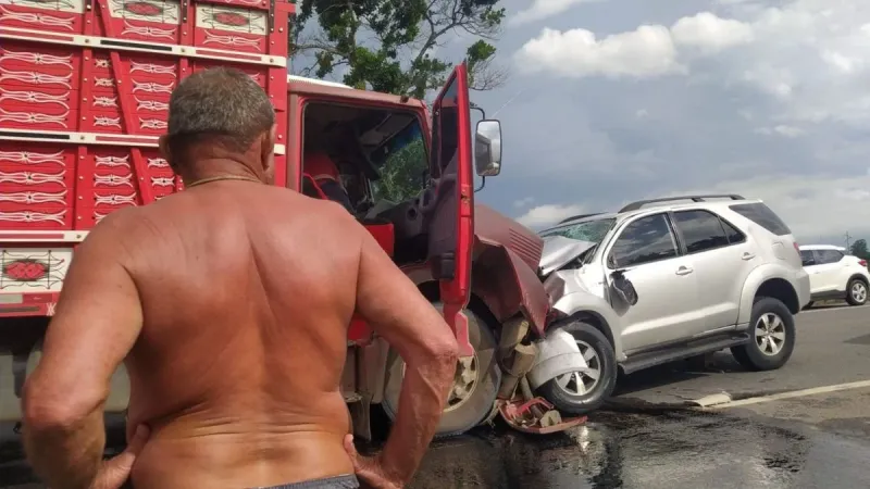 Motorista morre em colisão frontal entre Hilux e caminhão na BR-101, em Aracruz
