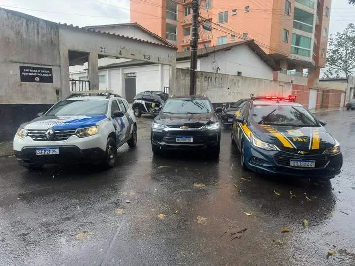 PRF e Polícia Militar recuperam em Guriri carro roubado no RJ