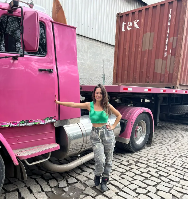 A Caminhoneira que desafia barreiras ao volante de um caminhão rosa